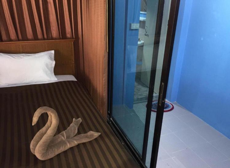 The Lazy Bar And Guesthouse Krabi town Екстериор снимка